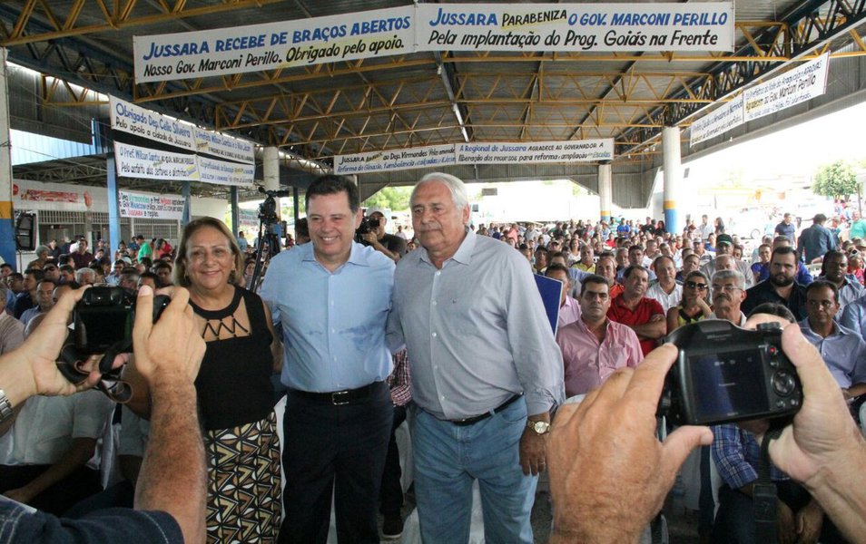 Governador Marconi encerrou nesta segunda-feira os encontros regionais do programa Goiás na Frente, que reúne R$ 9 bilhões em recursos; o programa foi lançado nas regiões Oeste e Sudoeste, com mais de R$ 720 milhões de investimentos para 58 municípios; "Nosso objetivo principal é esse: transformar Goiás em um grande canteiro de obras, com investimentos que vão melhorar ainda mais a qualidade de vida dos goianos", disse Marconi; prefeitos do PMDB elogiaram o governador e agradeceram pelos recursos