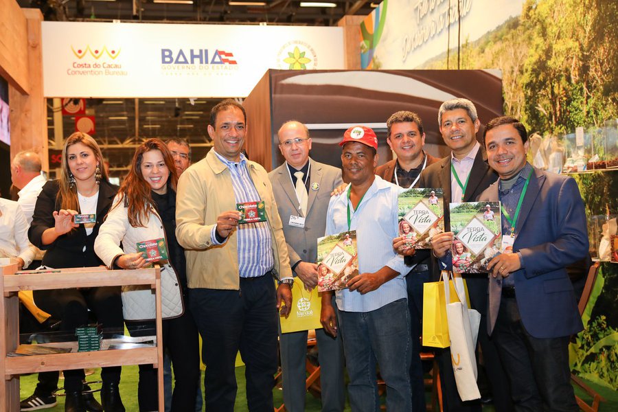 Para atrair novos investimentos para a Bahia, o secretário do Desenvolvimento Rural, Jerônimo Rodrigues, representando o governador Rui Costa, participou do maior encontro de profissionais e fãs do chocolate do mundo, o Salon du Chocolat, que acontece em Paris, na França, até quarta-feira (1º); o Salon, principal evento mundial do setor, tem a participação de 500 expositores da França e mais de 50 países; a Bahia participa do Salon com dois estandes; "A meta é tornar a Bahia referência internacional na produção de chocolates finos e o trabalho do governo do estado tem sido fundamental para o crescimento desse segmento", diz o secretário