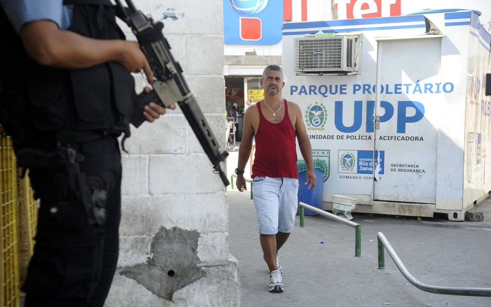 É o que indica pesquisa divulgada pelo Centro de Estudos de Segurança e Cidadania (Cesec), da Universidade Candido Mendes; quando questionados sobre o que achavam do programa, não faz diferença foi a resposta de mais da metade dos moradores entrevistados nos 37 territórios com UPP; cerca de 49% das pessoas ouvidas declararam que a UPP local não vem melhorando nem piorando desde sua instalação