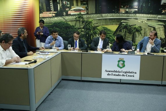 A Comissão de Constituição, Justiça e Redação (CCJR) da Assembleia Legislativa aprovou, nesta quarta-feira (16), a redação final da PEC, de autoria do deputado Heitor Ferrer, que extingue o Tribunal de Contas dos Municípios do Estado do Ceará (TCM). A expectativa é que a matéria seja promulgada pela Mesa Diretora da AL nesta quinta-feira (17)

 
