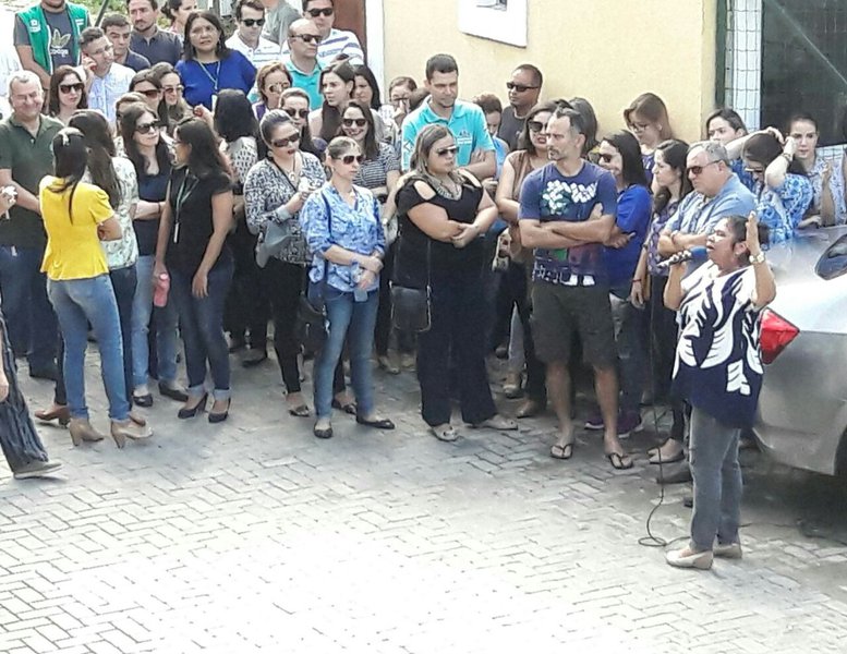 Cerca de 200 fiscais do Município de Fortaleza paralisaram as atividades nesta quinta-feira (1º/07) e realizam ato na sede da Agência de Fiscalização (AGEFIS), onde permanecem até o meio-dia. Eles protestam contra o anúncio do prefeito Roberto Cláudio de não conceder qualquer reajuste para os servidores e o não cumprimento do acordo firmado com a Prefeitura no fim da greve realizada há mais um ano