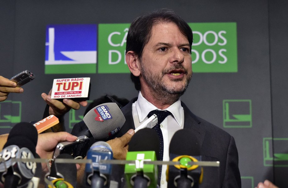 O Tribunal de Contas do Estado do Ceará (TCE) começou ontem (19) a julgar ação que apura possíveis irregularidades em viagem feita pelo ex-governador Cid Gomes (PDT) ao exterior, em julho de 2013. Na ocasião, o então chefe do executivo estadual incluiu período de “descanso” durante agenda oficial