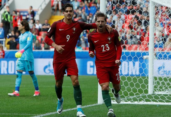 Um gol de pênalti de Adrien Silva na prorrogação deu a Portugal a vitória por 2 a 1 sobre o México e o terceiro lugar na Copa das Confederações de 2017 neste domingo