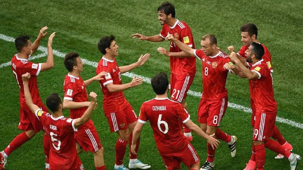 A anfitriã Rússia venceu a fraca seleção da Nova Zelândia por 2 a 0 neste sábado, na estreia pela Copa das Confederações; o presidente russo Vladimir Putin e Pelé assistiram ao jogo juntos na tribuna do estádio, em São Petersburgo; classificação do Grupo A fica com os russos em primeiro lugar, com três pontos. Já os neozelandeses ocupam a última posição. Portugal e México, que fecham a chave, se enfrentam neste domingo, às 12h (de Brasília), na Arena Kazan