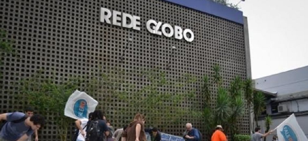 No momento em que a Globo é acusada, no escândalo da Fifa, de pagar propinas para adquirir direitos de transmissão de competições, o site Diário do Centro do Mundo mostra como a emissora conseguiu renovar sua concessão mesmo devendo à Receita; "Em 2007, ano em que o processo de sonegação da Globo foi subtraído da Delegacia da Receita Federal em Ipanema, Rio de Janeiro, a emissora teve as cinco principais concessões do grupo vencidas – São Paulo, Rio de Janeiro, Recife, Brasília e Distrito Federal. Apesar de devedora, a TV Globo teve as cinco concessões renovadas por um período de quinze anos (até 2022)", diz o texto do DCM