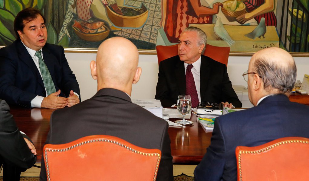 Governo Michel Temer estuda mudanças para restrição ao abono salarial como forma de compensar eventual perda fiscal com frustração na reforma da Previdência; uma das propostas seria a manutenção do abono apenas para quem ganha um salário mínimo, o que poderia gerar economia de cerca de R$ 20 bilhões em um ano; Temer, que quebrou o país e jogo mais de 13 milhões de brasileiros no desemprego e suprimir direitos trabalhistas ao chegar ao poder por meio de um golpe parlamentar, agora prepara um novo golpe contra o bolso do trabalhador