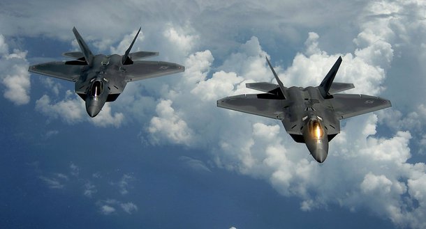 Aviões F-22 das Forças Armadas norte-americanas deram tiros de aviso após jatos russos entrarem em uma zona de segurança na Síria; incidente teria ocorrido a leste do rio Eufrates; aeronaves russas, caças Sukhoi Su-25, deixaram rapidamente a área, uma zona de desescalada concordada por Washington e Moscou, após a interceptação e os disparos