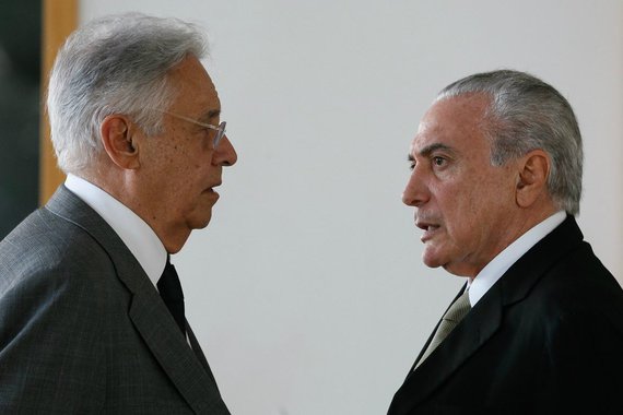 Jornalista Tales Faria, no Poder360, diz que Michel Temer assegurou, na segunda-feira, ao ex-presidente Fernando Henrique Cardoso e ao senador Tasso Jereissati que tem quatro votos a três no Tribunal Superior Eleitoral para não ser cassado; "A nota não diz se o plano é a separação da chapa ou a retirada do processo das acusações que não fizeram parte da petição inicial dos tucanos. Pode ser que tenha, mas o terreno é movediço até o dia 6", diz Fernando Brito, do Tijolaço