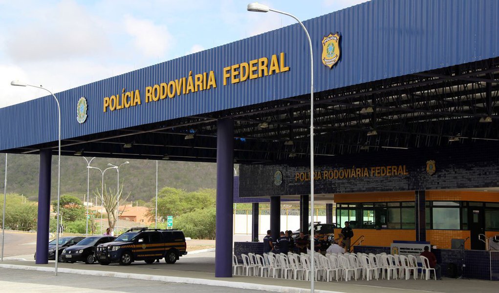 A Polícia Rodoviária Federal (PRF) vai iniciar a Operação Finados 2017, em Alagoas, a partir desta quarta-feira (1) até domingo (5), em trechos das rodovias federais em locais e horários de maior incidência de acidentes e crimes, de acordo com estatísticas do próprio órgão; expectativa é de aumento do fluxo de veículos; durante as fiscalizações serão usados etilômetros e radares portáteis para medição de velocidade impressa pelos veículos.