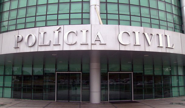 Policiais civis do Distrito Federal decidiram em assembleia, realizada na quarta-feira (25), promover uma paralisação de 24 horas a partir das 8h desta quinta-feira (26); neste período, somente as ocorrências graves como estupros, latrocínio e homicídios, além de flagrantes serão registrados; categoria pleiteia aumentos de salários e melhorias nas condições de trabalho