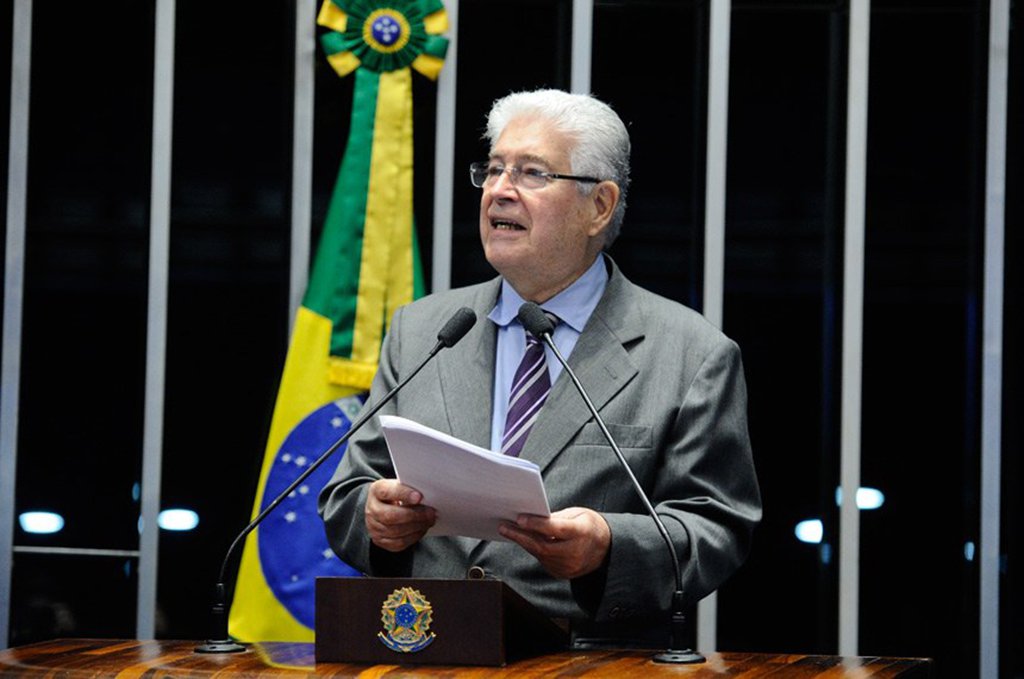 O senador Roberto Requião (PMDB-PR) lamentou que exatamente no ano em que se comemora o centenário de uma das mais importantes greves de trabalhadores da história brasileira, o governo, com apoio do Congresso, tenha aprovado a reforma trabalhista; o peemedebista lembrou o movimento grevista de 1917, que contou com adesão de mais de 70% da mão de obra ativa e apoio da população, e que também foi a mais reprimida e sangrenta das greves operárias brasileiras, com cerca de 200 operários assassinados, centenas feridos, várias centenas presos e milhares demitidos; De acordo com o parlamentar, a reforma agora em vigor “realinha e reequipara” os direitos dos trabalhadores de hoje aos dos trabalhadores de 1917; vídeo