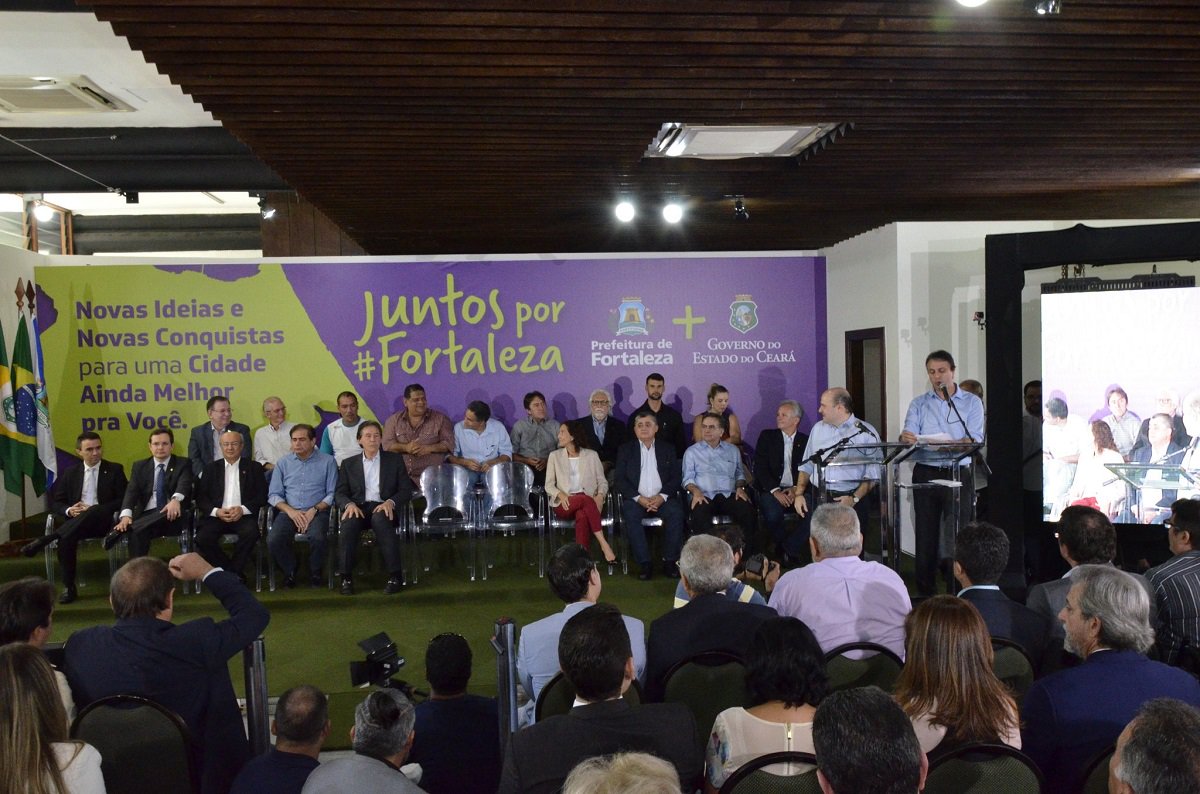 O governador Camilo Santana e o prefeito de Fortaleza, Roberto Cláudio, acompanhados do presidente do Senado Federal, Eunício Oliveira apresentam, nesta sexta-feira (17), o projeto "Juntos Por Fortaleza", que concentra investimentos para ações e obras na Capital. Embora seja uma medida importante para a capital do Estado, os bastidores da política é que estão agitados, com a presença do senador Eunício Oliveira na solenidade, o que está sendo considerado como mais um gesto simbólico da aproximação do governador com seu principal opositor