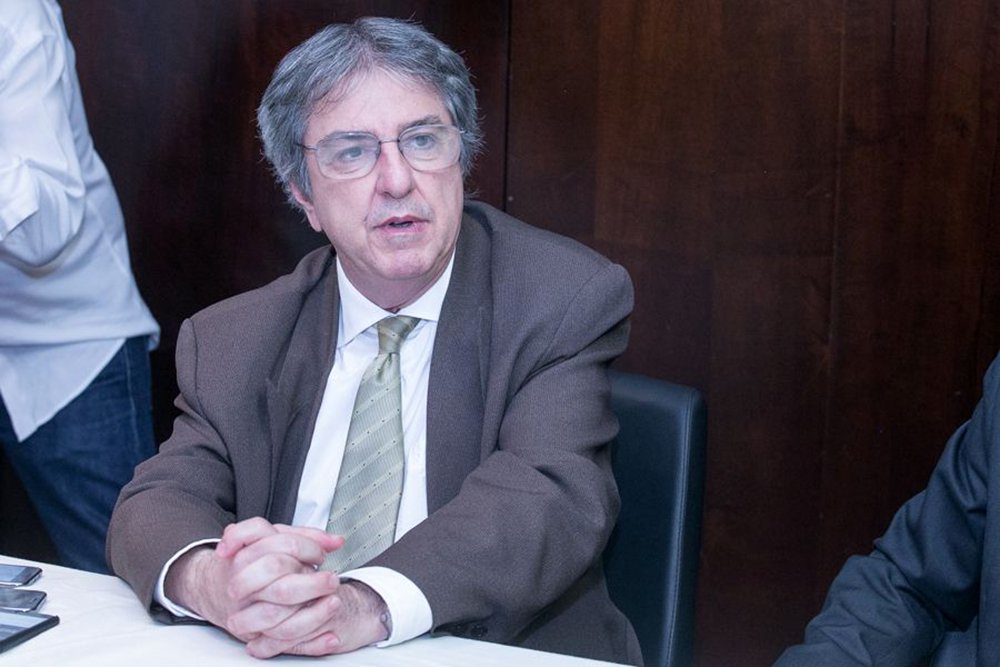 O presidente do Tribunal de Justiça do Rio Grande do Sul (TJ-RS), Luiz Felipe Silveira Difini, apontou nesta quarta-feira (18) que a proposta do governo federal para a renegociação da dívida do Estado com a União impõe medidas inconstitucionais; uma delas é a exigência para que o RS abra mão de questionar a dívida na Justiça; para Difini, há consenso sobre a necessidade de renegociação da dívida, uma vez que os pagamentos mensais drenam até 13% das receitas do Estado, impedindo o cumprimento de obrigações, como o pagamento do funcionalismo