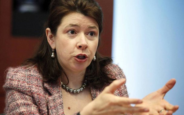 O risco de rebaixamento na nota de crédito do Brasil pela Standard &amp; Poor's aidna existe, apesar de a agência ter  retirado de observação negativa sobre a economia do país; a diretora-gerente para ratings soberanos da agência, Lisa Schineller, disse em entrevista que se o Congresso não avançar nos próximos meses com medidas para reduzir a rigidez dos gastos, em especial a reforma da Previdência, um "downgrade" pode acontecer