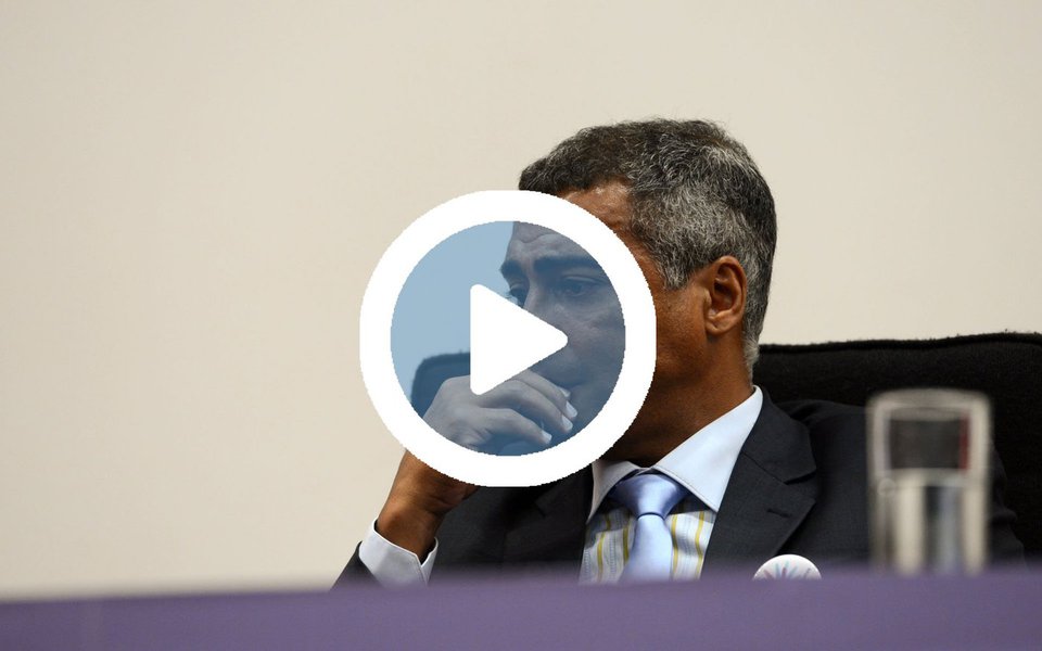 Senador Romário (Pode-RJ) foi alvo de protesto no aeroporto do Rio de Janeiro, por ter apoiado o golpe parlamentar de 2016, que retirou a presidente legítima Dilma Rousseff e alçou Michel Temer ao Palácio do Planalto; assista acima ao vídeo do escracho