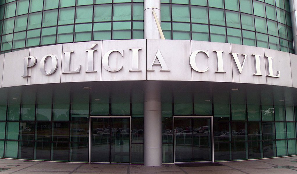 Policiais civis do Distrito Federal decidiram em assembleia, realizada na quarta-feira (25), promover uma paralisação de 24 horas a partir das 8h desta quinta-feira (26); neste período, somente as ocorrências graves como estupros, latrocínio e homicídios, além de flagrantes serão registrados; categoria pleiteia aumentos de salários e melhorias nas condições de trabalho