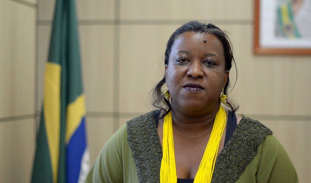 Primeira negra a ocupar uma secretaria estadual da Educação, Macaé Evaristo ressalta que a ideologia da chamada "Escola sem Partido" é a de uma escola com partido; "Não querem revelar, mas tem o lado da censura, do atraso, da opressão que se levanta contra um processo de democratização da educação que garantiu a entrada de crianças, jovens e adultos que haviam ficado de fora durante um bom tempo"; em entrevista ao programa Entre Vistas, da TVT, ela também critica a decisão que não permitiu que redações do Enem com teor considerado ofensivo aos direitos humanos fossem zeradas automaticamente; "Eu avalio essa medida deseducadora"