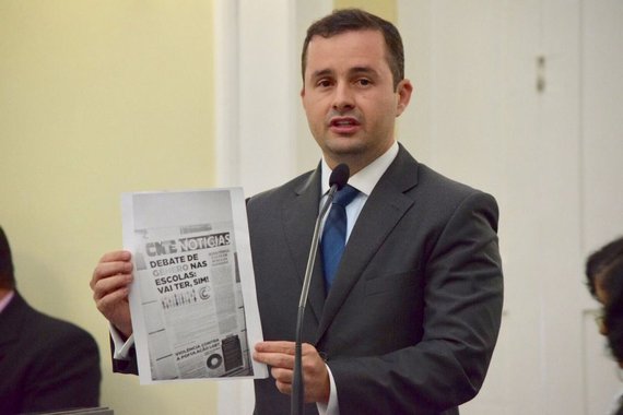 O deputado estadual Bruno Toledo (PROS) cobrou uma posição do Parlamento contra uma escola do interior de Alagoas, que teria desrespeitado o Plano Estadual de Educação ao apresentar aos alunos um projeto denominado “Diário de Gente – Sexualidade e Gênero”; de acordo com ele, no projeto os meninos usaram maquiagem, roupas femininas e pintaram as unhas e as meninas usaram roupas masculinas para ilustrar questões ligadas a sexualidade e a orientação de gênero