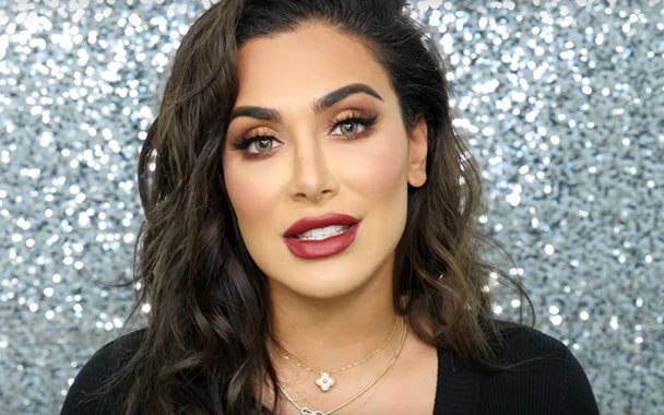 Recentemente, no Oriente Médio surgiu uma mulher que tem tudo para se converter na blogueira mais reconhecida desta região e, provavelmente, de todo o mundo; moça se chama Huda Kattan e já ganhou um artigo na edição do New York Times, no qual o autor se pergunta se esta árabe de 33 anos não será a blogueira de moda e beleza com maior influência no mundo; império da moda que a norte-americana, nascida em Oklahoma de pais iraquianos, lançou inclui uma linha de maquiagem que se vende em Dubai, onde vive com seu marido atualmente; Kattan já conta com 21 milhões de seguidores na sua conta do Instagram 