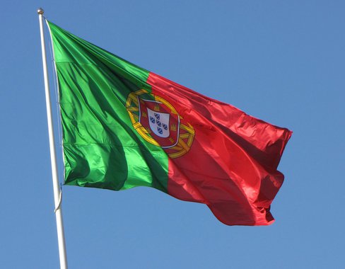 Portugal tornou-se um exemplo de governo de esquerda ao promover o fim dos cortes em pensões, aposentadorias e salários, reverter a precarização das relações trabalhistas, buscar justiça tributária e fiscal e ainda reforçar a educação pública. A pergunta que emerge é sobre a viabilidade de repetir a experiência no Brasil de hoje, assolado pelo neoliberalismo sem rumo do governo golpista