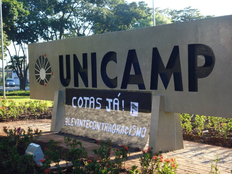 Depois de 8 horas de votação, com ampla mobilização estudantil, a Unicamp (Universidade Estadual de Campinas) aprovou, na última terça-feira (30), a adoção de sistema de cotas para estudantes de escolas públicas, pretos, pardos e indígenas; nova política passa a valer no vestibular de 2019; proposta partiu da reitoria e foi aprovada em reunião do Conselho Universitário, órgão máximo da instituição; formato do programa será discutido por um grupo de trabalho até novembro deste ano