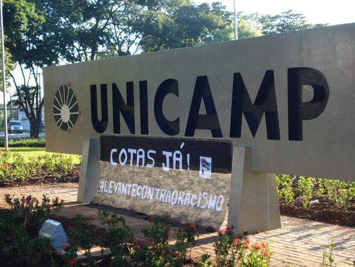 Depois de 8 horas de votação, com ampla mobilização estudantil, a Unicamp (Universidade Estadual de Campinas) aprovou, na última terça-feira (30), a adoção de sistema de cotas para estudantes de escolas públicas, pretos, pardos e indígenas; nova política passa a valer no vestibular de 2019; proposta partiu da reitoria e foi aprovada em reunião do Conselho Universitário, órgão máximo da instituição; formato do programa será discutido por um grupo de trabalho até novembro deste ano