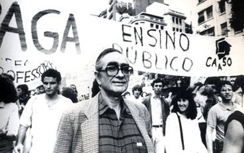 No dia do Professor, o jornalista Florestan Fernandes Júnior lembra de episódio histórico do pai, o sociólogo e deputado constituinte; "Como deputado, Florestan venceu batalhas importantes em prol da educação pública ao lado dos educadores e parlamentares progressistas. Avanços que abririam caminho para a criação de programas como: Fies, ProUni, Pnaic e, a criação das cotas nas universidades federais em outubro de 2012", afirmou "Infelizmente os avanços que tivemos na educação pública nos últimos anos estão sendo destruídos pelos golpistas numa rapidez inimaginável. Mais do que nunca é necessário a mobilização de todos na defesa da educação pública de qualidade"