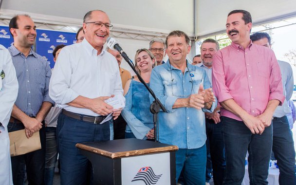Governador de São Paulo, Geraldo Alckmin, disse que deseja ser o candidato escolhido pelo PSDB para disputar a Presidência da República nas eleições do próximo ano; "Candidatura a cargo majoritário, como presidente da República, não é uma decisão pessoal. Ela é uma decisão coletiva, que começa pelo partido, tem que ouvir as alianças, a sociedade, esse é o bom caminho. Se você me perguntar se eu quero ser, eu vou dizer para você, olhando aqui nos seus olhos, que sim, e estou preparado para ser candidato", disse Alckmin; Apesar da afirmação, ele disse que a decisão final sobre quem será o candidato caberá ao partido