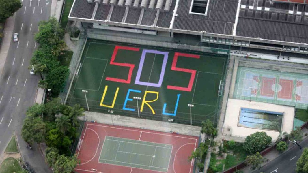 A Universidade do Estado do Rio de Janeiro (UeRJ) ainda vive o pesadelo de 2016, ano em que o governo decretou estado de calamidade financeira, em junho do ano passado; o forte indicativo da crise é a situação da UeRJ, que passou por uma greve de cinco meses e meio, entre março e agosto; o primeiro semestre letivo terminou apenas alguns dias antes do Natal; o início do segundo foi adiado pela quinta vez no dia 13 de fevereiro, com data indeterminada