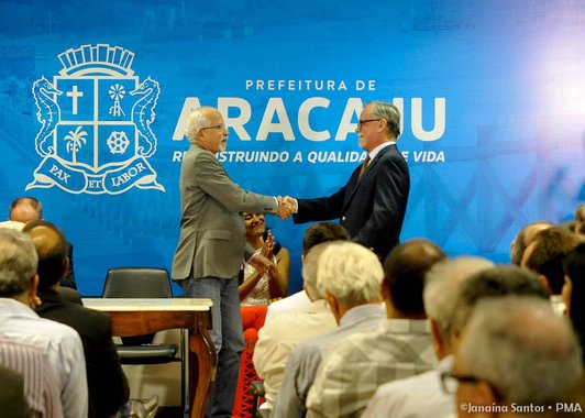 Fortalecer as cadeias produtivas e tornar Aracaju uma cidade inteligente através do uso da tecnologia. Essa é a aposta do prefeito Edvaldo Nogueira ao empossar o engenheiro e empresário Jorge Santana como secretário municipal de Desenvolvimento Econômico, Ciência, Tecnologia e Turismo. “Aracaju tem todas as condições para se tornar um modelo de cidade inteligente para o país, dado o tamanho da cidade, a sua economia e a sua geografia. Nossa gestão já conseguiu incluir Aracaju neste projeto”, disse o prefeito