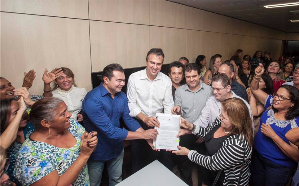 Em visita à sede da Secretaria da Educação do Ceará (Seduc) nesta segunda (3), o governador Camilo Santana (PT) assinou mensagem encaminhada de imediato para a Assembleia Legislativa, que garante a extensão da gratificação a 2.562 servidores da pasta. A medida vai gerar um impacto de R$ 10,2 milhões, beneficiando pessoas dos grupos operacionais Atividades de Apoio Administrativo e Atividades de Nível Superior. "Se tem uma coisa que eu acredito é que qualquer Estado só vai crescer através das educação. Para isso, não temos medido esforços para melhorar as condições dos trabalhadores, sejam eles professores, sejam do setor administrativo, é uma área prioritária", disse Camilo
