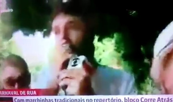 E a Rede Globo, principal fiadora na mídia do golpe parlamentar que retirou a presidente Dilma Rousseff do poder em 2016, segue involuntariamente transmitindo ao vivo manifestações contra Michel Temer em sua programação de Carnaval; depois do turista escocês, disse ter ouvido muito "Fora Temer" no litoral de São Paulo, desta vez foi um puxador de bloco de carnaval; com o microfone da Globo nas mãos, o cantor empurrou um "Fora Temer" no meio da música e a Globonews teve que transmitir; confira acima