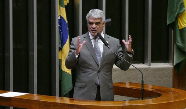 Reforma Trabalhista do governo Michel Temer deve provocar um rombo imenso nas contas da Previdência; estudo feito por pesquisadores do Instituto de Economia da Unicamp, aponta que a migração de trabalhadores com carteira assinada para a condição de pessoa jurídica - a chamada pejotização - trará um impacto negativo anual bilionário para a arrecadação previdenciária; prejuízos à Previdência podem chegar a R$ 30 bilhões; "O governo Temer diz que não tem dinheiro da Previdência, mas a verdade é que ele está tirando dinheiro dela com essa Reforma Trabalhista. Não há sistema previdenciário que sobreviva com estas perdas", alerta