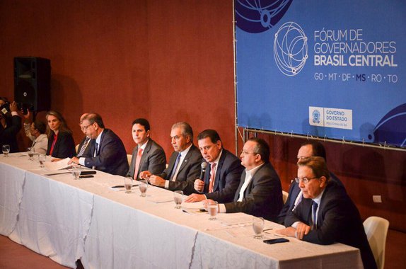 O Mercado Comum do Brasil Central está muito perto de ser consolidado; os trâmites finais, antes que as assembleias legislativas autorizem os governadores a firmarem o pacto, foram finalizados em reunião da Comissão Temática de Economia do Fórum de Governadores; de acordo com o governador Marconi Perillo, presidente do Fórum de Governadores do Brasil Central, o projeto passa por um trabalho de unificação de alíquotas, em fase de finalização; “Até o dia 30 de setembro, será formatado o projeto final da proposta para que os estados possam encaminhá-lo às assembleias legislativas. Na ocasião, serão definidos os prazos que os estados terão para unificar as alíquotas de produtos, bens e serviços”, salientou