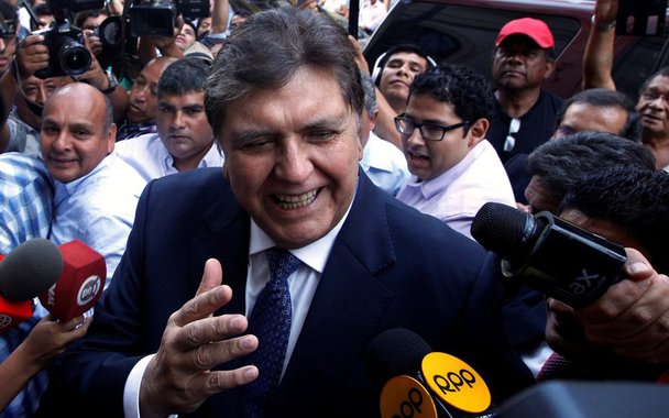 Ex-presidente do Peru Alan García está sendo investigado como líder de uma organização criminosa de lavagem de dinheiro, integrada por cerca de 30 pessoas, entre elas sua esposa, Pilar Nores, e vários ex-ministros; investigações ocorrem de maneira paralela ao caso Odebrecht no país; Promotoria acusa García de ter participação nas propinas pagas pela construtora para ganhar várias licitações durante seu governo, entre elas o trecho 2 da linha 1 do metrô de Lima