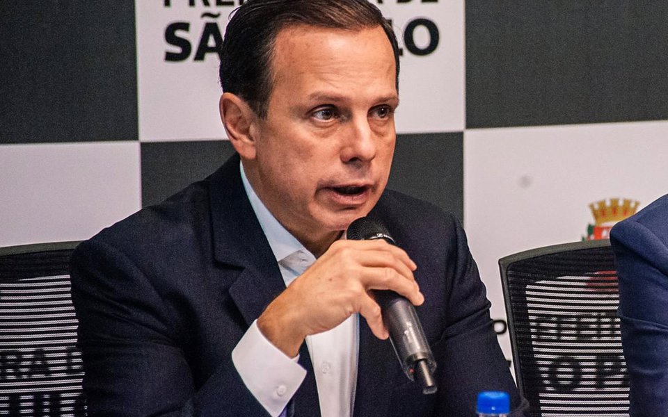 Depois que foi convidado para se filiar ao PMDB por Michel Temer, que é rejeitado por mais de 90% da população, o prefeito de São Paulo, João Doria (PSDB), se disse "feliz", com o convite, feito também pelo DEM, mas afirmou que ficará no PSDB; ele ressaltou a "amizade indivisível" com o governador Geraldo Alckmin