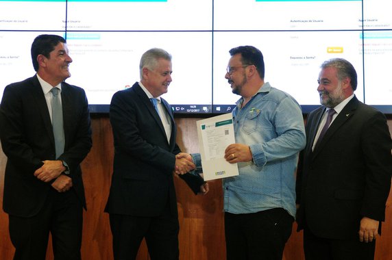 O governo do Distrito Federal informou que o setor produtivo ganhará mais agilidade nos processos burocráticos com o módulo digital de Registro e Licenciamento de Empresas (RLE); a ferramenta permitirá que a abertura de negócios ocorra em horas ou até minutos, dependendo do nível da atividade; de acordo com o governador Rodrigo Rollemberg, empresários serão estimulados a formalizarem seus negócios, a promoverem "a economia e a geração de empregos e de oportunidades".