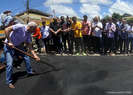 O prefeito Edvaldo Nogueira iniciou o Programa de Recapeamento Asfáltico de Aracaju e começou o projeto no bairro Santa Maria, pela avenida Alexandre Alcino, onde realizou a assinatura da ordem de serviço; "Estou muito feliz, pois estamos realizando um sonho que acalentávamos desde o início do ano. Agora, como resultado da economia que fizemos, com o corte de gastos, sem o qual não seria possível iniciar este programa, iremos, a partir de um investimento de R$ 5 milhões, com recursos próprios, e passado o período das chuvas, iniciar a recuperação das avenidas da cidade, que se encontram muito deterioradas", afirmou