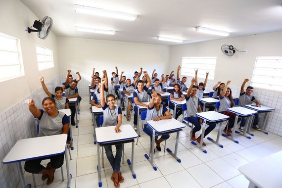 O governador do Maranhão, Flávio Dino, enviou à Assembleia Legislativa do Maranhão o Projeto de Lei que cria o programa ‘Mais Alfabetização’; a proposta prevê apoio financeiro aos alunos mais pobres para que possa garantir que eles estejam presentes nas salas de aula; “Registre-se que uma realidade que corre paralela ao analfabetismo é a situação de extrema pobreza da população local, estando os maiores índices localizados nos municípios de menor IDH”, afirma a mensagem do governador ao presidente da Assembleia Legislativa, Humberto Coutinho (PDT)