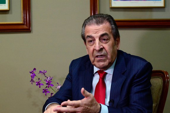 O Brasil, que joga sobretudo na liga de potências mundiais dos BRICS, complica a vida do Mercosul e dos outros países que querem estreitar seus laços com a Ásia, disse à Sputnik o ex-presidente chileno Eduardo Frei, embaixador especial do seu país para a região do Ásia-Pacífico; "O Brasil faz parte dos BRICS (Brasil, Rússia, Índia, China e África do Sul), é uma potência mundial que está em outro patamar" e, embora participe também do Mercado Comum do Sul, "o que faz no final é dificultar ainda mais a vida do Mercosul e dos países que desejam buscar maior comércio com a Ásia, por exemplo ", disse Frei