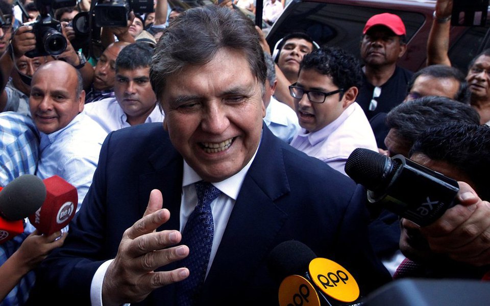 Ex-presidente do Peru Alan García está sendo investigado como líder de uma organização criminosa de lavagem de dinheiro, integrada por cerca de 30 pessoas, entre elas sua esposa, Pilar Nores, e vários ex-ministros; investigações ocorrem de maneira paralela ao caso Odebrecht no país; Promotoria acusa García de ter participação nas propinas pagas pela construtora para ganhar várias licitações durante seu governo, entre elas o trecho 2 da linha 1 do metrô de Lima