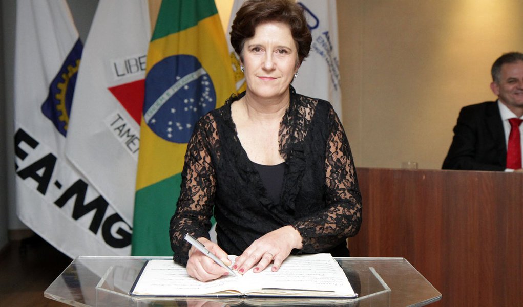 A diretora-geral da Agência de Desenvolvimento da Região Metropolitana de BH, Flávia Mourão, defende uma integração entre os 34 municípios da Região Metropolitana de Belo Horizonte; de acordo com a dirigente, a capital mineira "não consegue se desenvolver mais do que chegou até hoje se estiver inserido em um entorno frágil"; planos conjuntos de mobilidade, destinação de resíduos sólidos, proteção de recursos hídricos e liberação de lotes para moradias sociais são algumas propostas em consequência da proximidade física das cidades, da troca de empregos, mercadorias e serviços. 