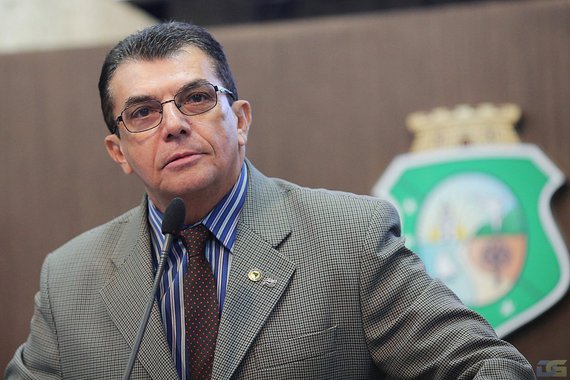 O deputado Ely Aguiar (PSDC) criticou a aprovação, na Câmara dos Deputados, da emenda que estabelece o “distritão” nas eleições de 2018 e 2020 e cobrou participação da população no processo. “A reforma política, da forma que está sendo elaborada, estão empurrando goela abaixo, sem a participação de diversos segmentos da sociedade”, disse, em pronunciamento nesta quinta (10) na Assembleia Legislativa. Para o deputado, a reforma Política irá excluir os pequenos e ainda impactar na representação feminina nos parlamentos brasileiros