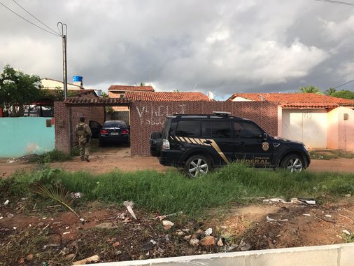 Batizada de “Primo Rico”, o Ministério da Transparência, Fiscalização, Controladoria-Geral da União (CGU) e a Superintendência da Polícia Federal em Alagoas (PF/AL) realizam uma operação que apura irregularidades em contratos de transporte, material de limpeza e gestão de serviços públicos entre prefeituras alagoanas e empresas, são investigados recursos de cerca de R$ 30 milhões, sendo R$ 18 milhões de origem federal; prefeituras alagoanas envolvidas no esquema são Ibateguara, Messias e São José da Laje