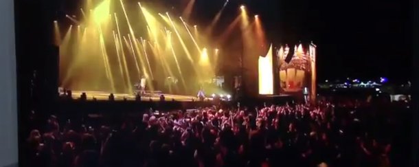 Acontece neste final de semana em São Paulo um dos maiores festivais de música do país, o Lollapalooza; ao menos em dois shows foram registrados gritos de “Fora, Temer”: no show do rapper Criolo e na apresentação do grupo Baiana System; vocalista da banda formada em Salvador disse: “A voz do povo é a voz de Deus”; no show do Criolo o público gritou “Fora, Temer” praticamente em todos os intervalos de música; “Manda esses caras saírem das trevas. Chega de desigualdade”, disse o rapper