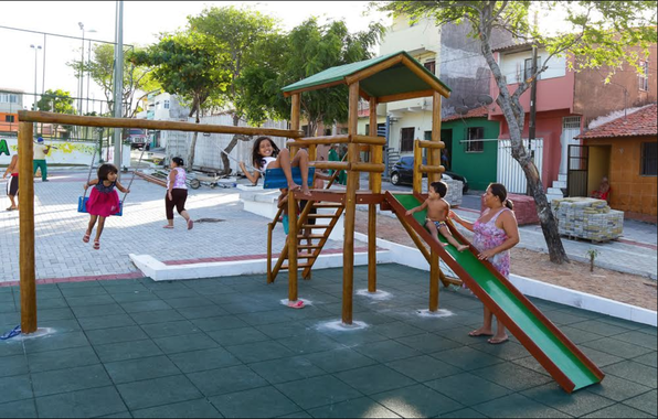 Nas praças, são executados serviços de jardinagem, adubação dos jardins, poda de árvores, limpeza, capinação e roço, além do plantio de novas mudas de espécies nativas e ornamentais. Alguns locais já contemplados são a Praça Nilo Lopes, Praça do Sumaré, Praça do Veneza Tropical, localizadas no bairro do Passaré, a Praça das Mangueiras, no bairro Cidade dos Funcionários, entre outras 