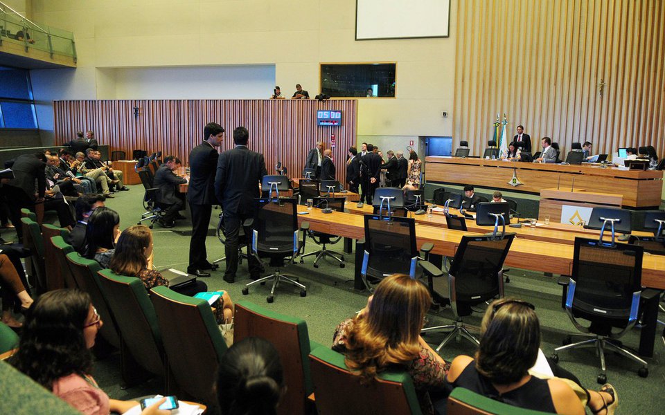 
Deputados da Câmara Legislativa do Distrito Federal tentam nesta semana chegar a um acordo, para votar um texto substitutivo ao projeto de lei que reformula a previdência dos servidores públicos distritais; o texto prevê que o GDF use, até o fim do ano, duas fontes alternativas de dinheiro para cobrir o rombo da previdência, por meio do repasse de verba do Iprev – o fundo de aposentadoria de servidores mais recentes, onde há superávit – para o DFPrev – o fundo antigo e com déficit
