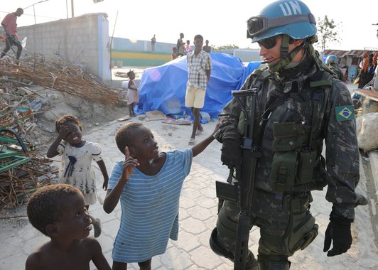 Tropas brasileiras fizeram intervenção no Haiti por 13 anos. A política externa que parece ser de solidariedade, no entanto, não tem apoio uníssono dos haitianos, e reflete uma postura histórica de invasão estrangeira direcionada ao país com a única revolução de escravizados bem sucedida no mundo