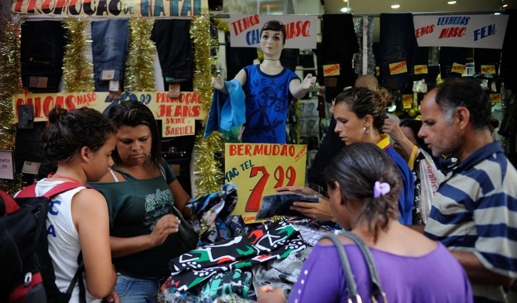 Índice de Confiança do Comércio (Icom) do Brasil registrou em novembro queda de 0,1 ponto e foi a 92,4 pontos, segundo a FGV; resultado foi influenciado pelo Índice da Situação Atual (ISA-COM), que caiu 0,8 ponto no mês e foi a 85,4 pontos, enquanto o Índice de Expectativas (IE-COM) avançou 0,7 ponto, atingindo 99,9 pontos
