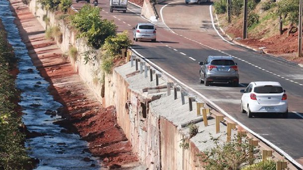 A prefeitura de Goiânia liberou na manhã desta quarta-feira (2/8) o tráfego na Marginal Botafogo, interditada desde o último dia 3 de julho no trecho entre o acesso à região da 44 até a ponte da Rua 243, no sentido Avenida Goiás-Jardim Goiás; com o fim das intervenções, porém, o leito do córrego ficou cheio de detritos e o próprio secretário municipal de Infraestrutura e Serviços Públicos (Seinfra), Fernando Cozzetti, admitiu que ainda há riscos de alagamento na região da próxima Avenida Independência